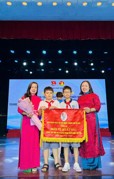 LIÊN ĐỘI TRƯỜNG TIỂU HỌC NAM TỪ LIÊM VINH DỰ NHẬN CỜ THI ĐUA XUẤT SẮC CỦA THÀNH ĐOÀN HÀ NỘI NĂM HỌC 2024–2025